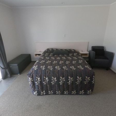 Castle Court Motel Wellsford Bagian luar foto