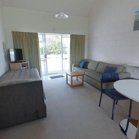 Castle Court Motel Wellsford Bagian luar foto