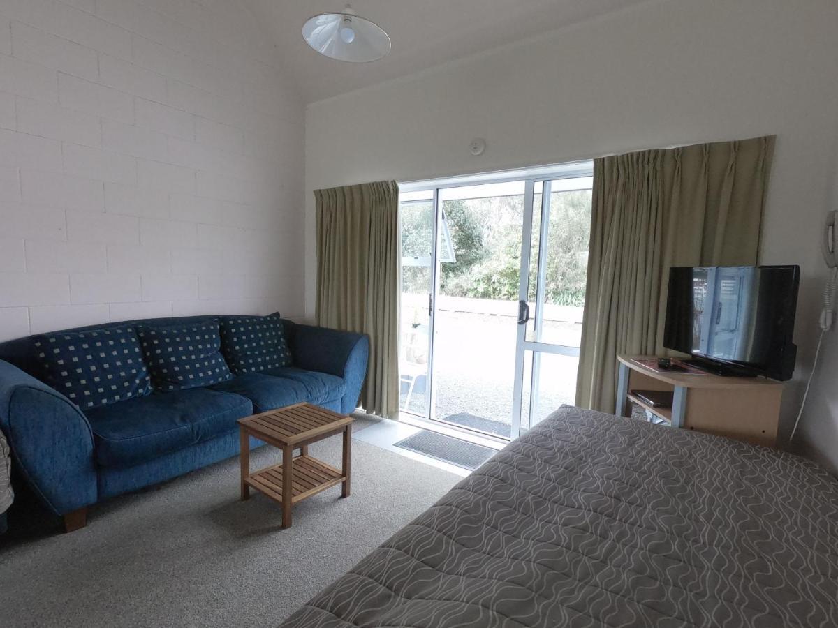Castle Court Motel Wellsford Bagian luar foto