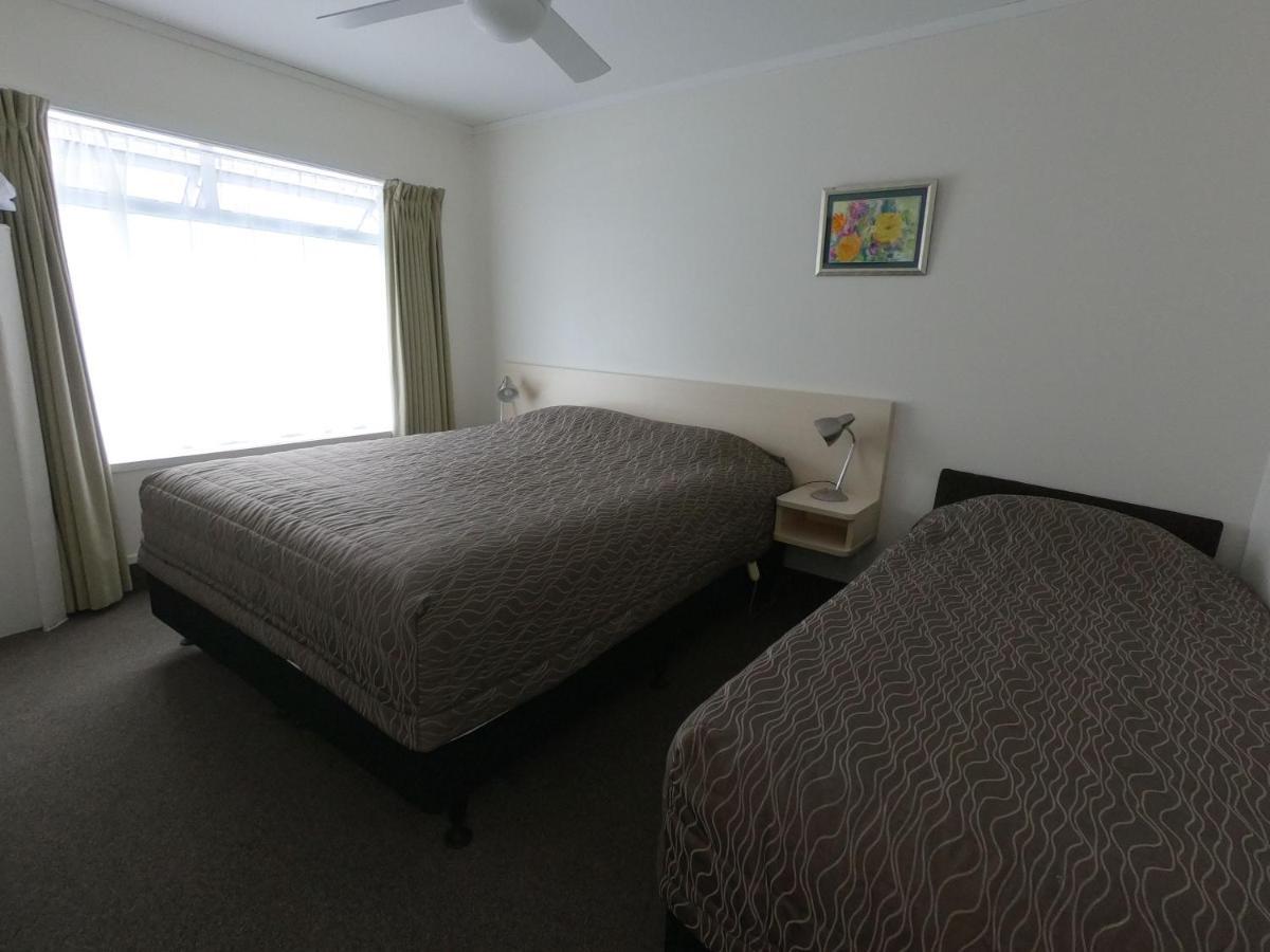 Castle Court Motel Wellsford Bagian luar foto