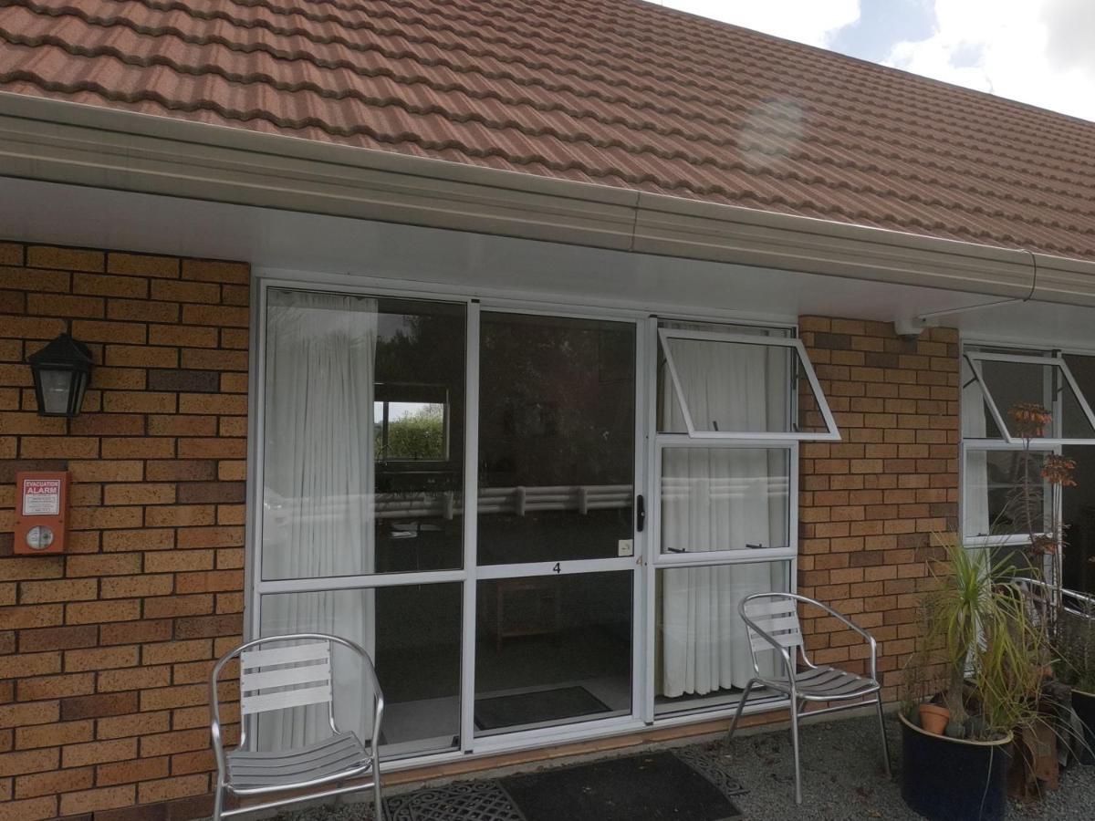 Castle Court Motel Wellsford Bagian luar foto