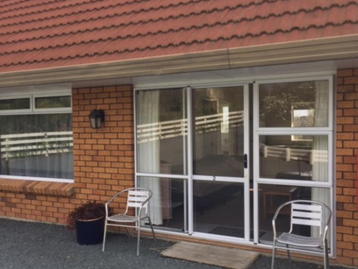 Castle Court Motel Wellsford Bagian luar foto