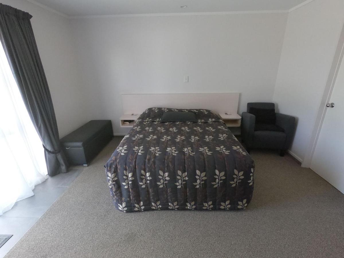 Castle Court Motel Wellsford Bagian luar foto