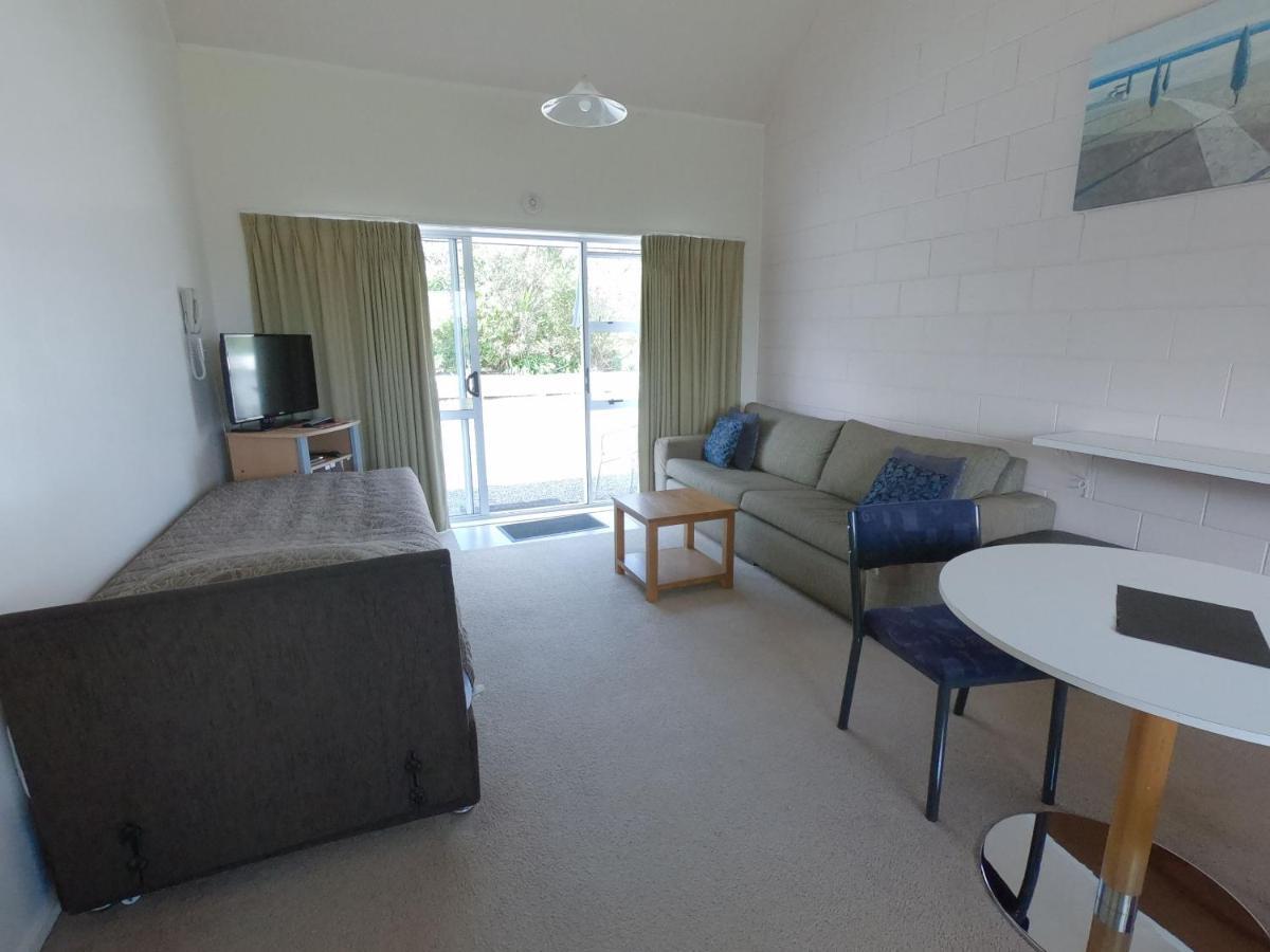 Castle Court Motel Wellsford Bagian luar foto