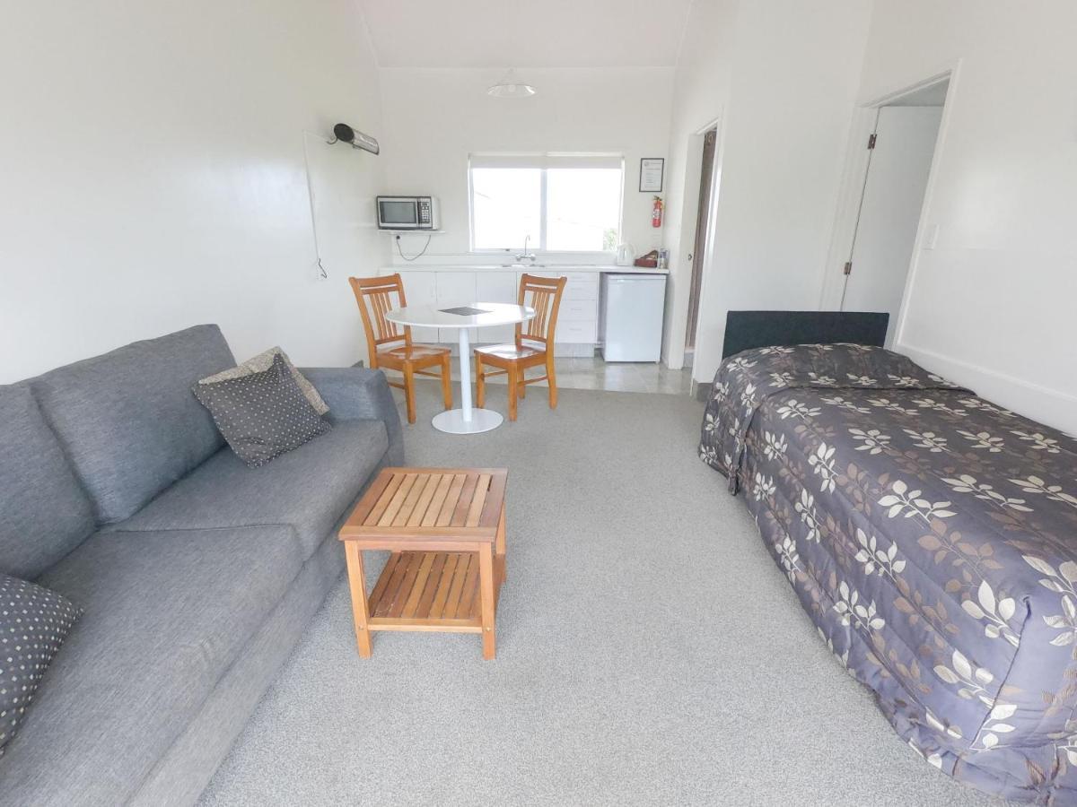 Castle Court Motel Wellsford Bagian luar foto