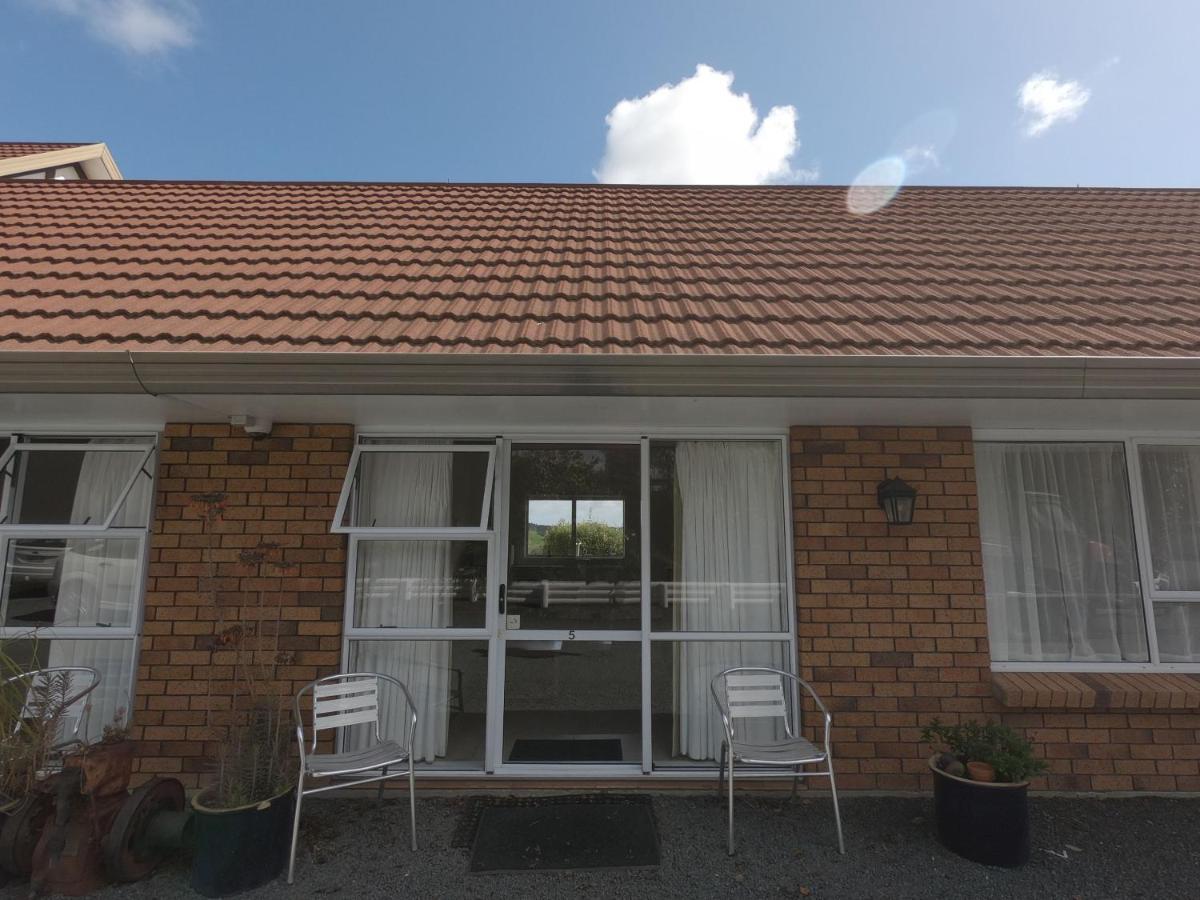 Castle Court Motel Wellsford Bagian luar foto
