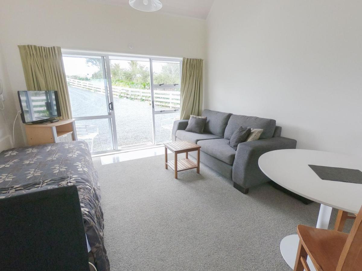 Castle Court Motel Wellsford Bagian luar foto