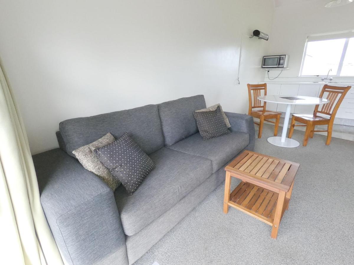 Castle Court Motel Wellsford Bagian luar foto