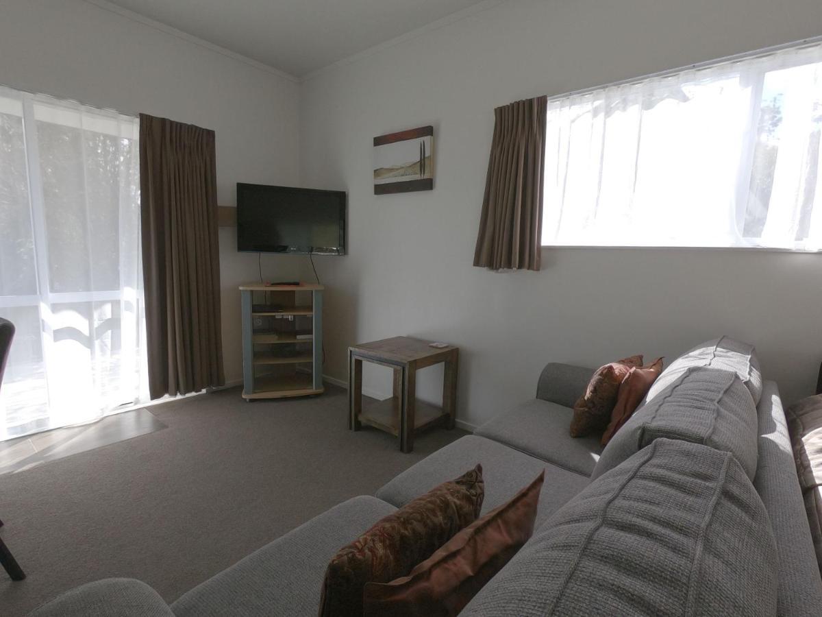 Castle Court Motel Wellsford Bagian luar foto