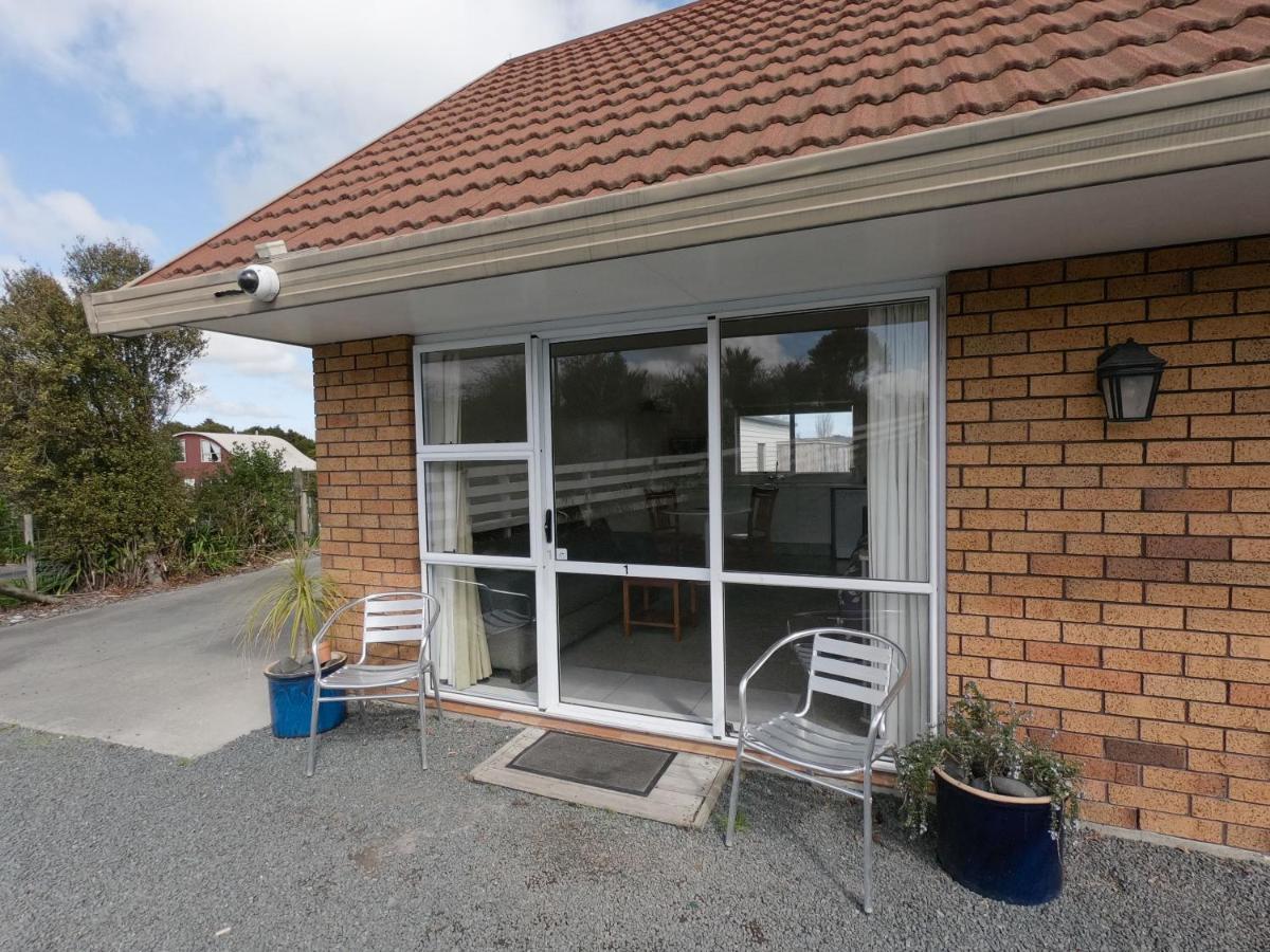 Castle Court Motel Wellsford Bagian luar foto