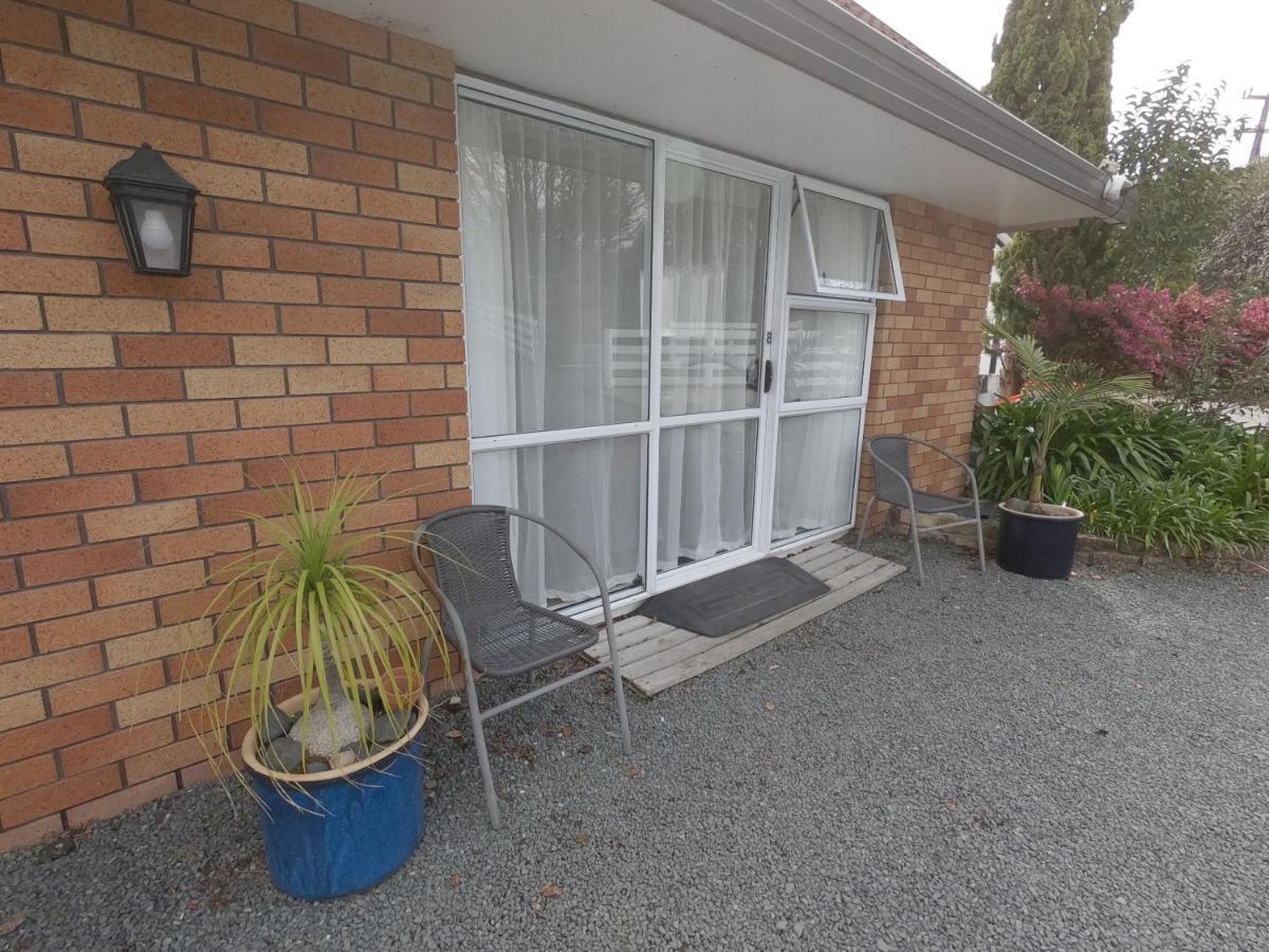 Castle Court Motel Wellsford Bagian luar foto